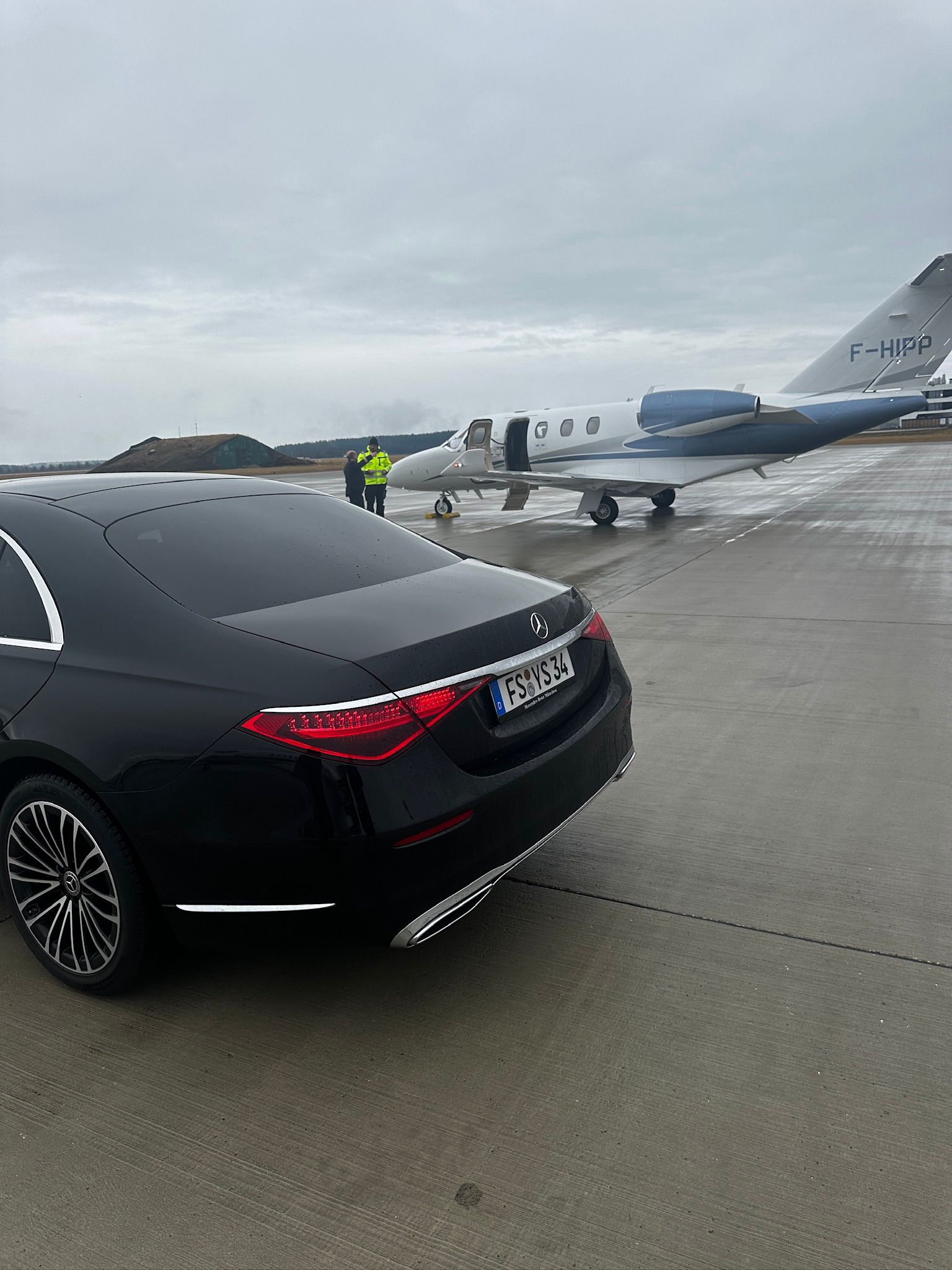 Taxi ELI Mercedes S-Klasse auf dem Rollfeld neben einem Privatjet