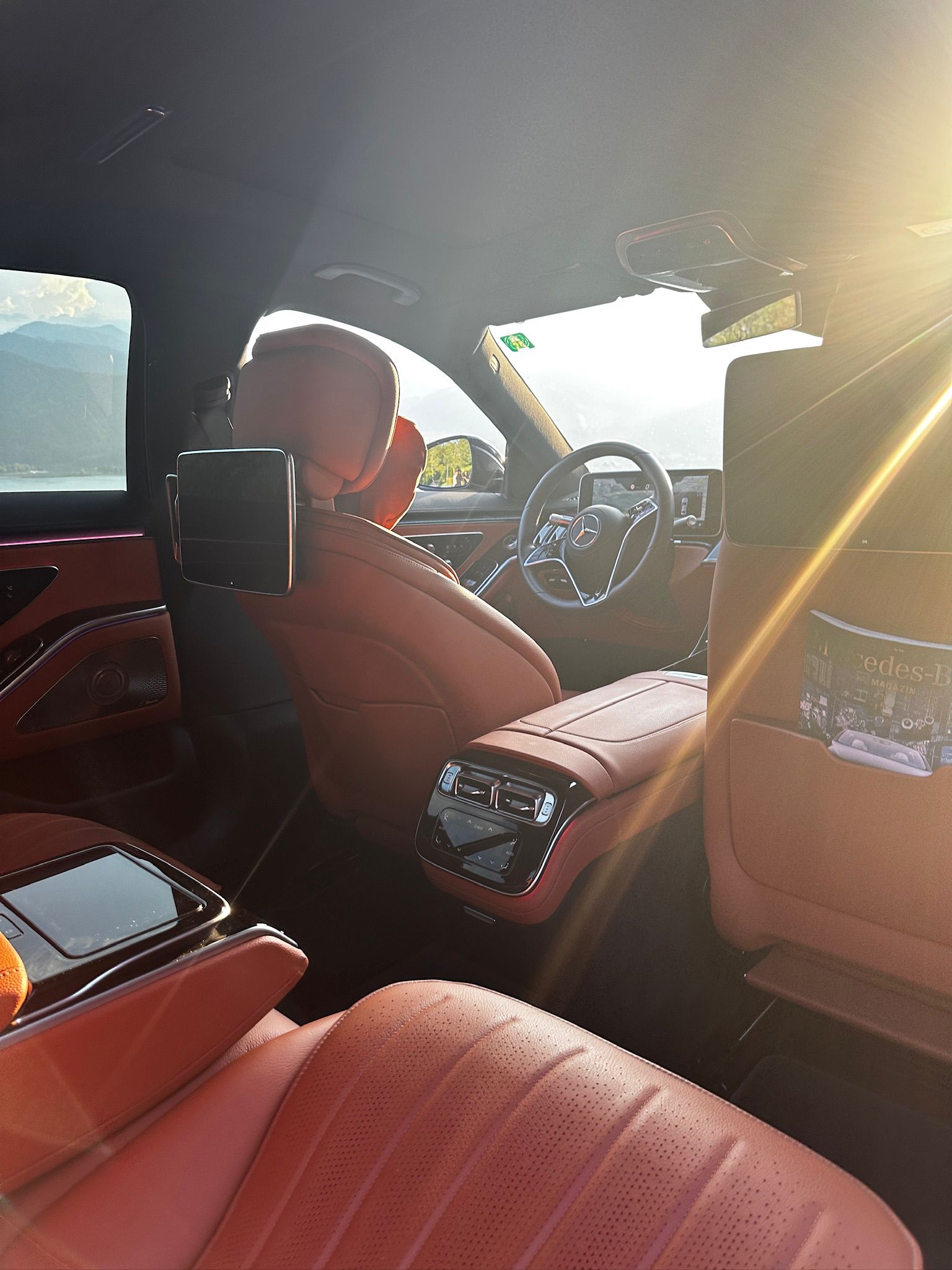 Mercedes S-Klasse Innenraum mit cognacfarbenem Leder und Sonnenlicht