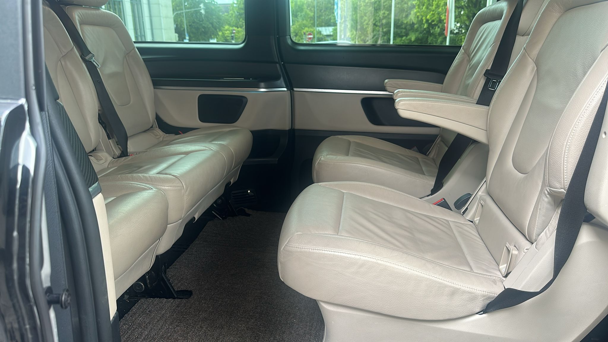 Mercedes Vito Innenraum mit hellem Leder und viel Platz